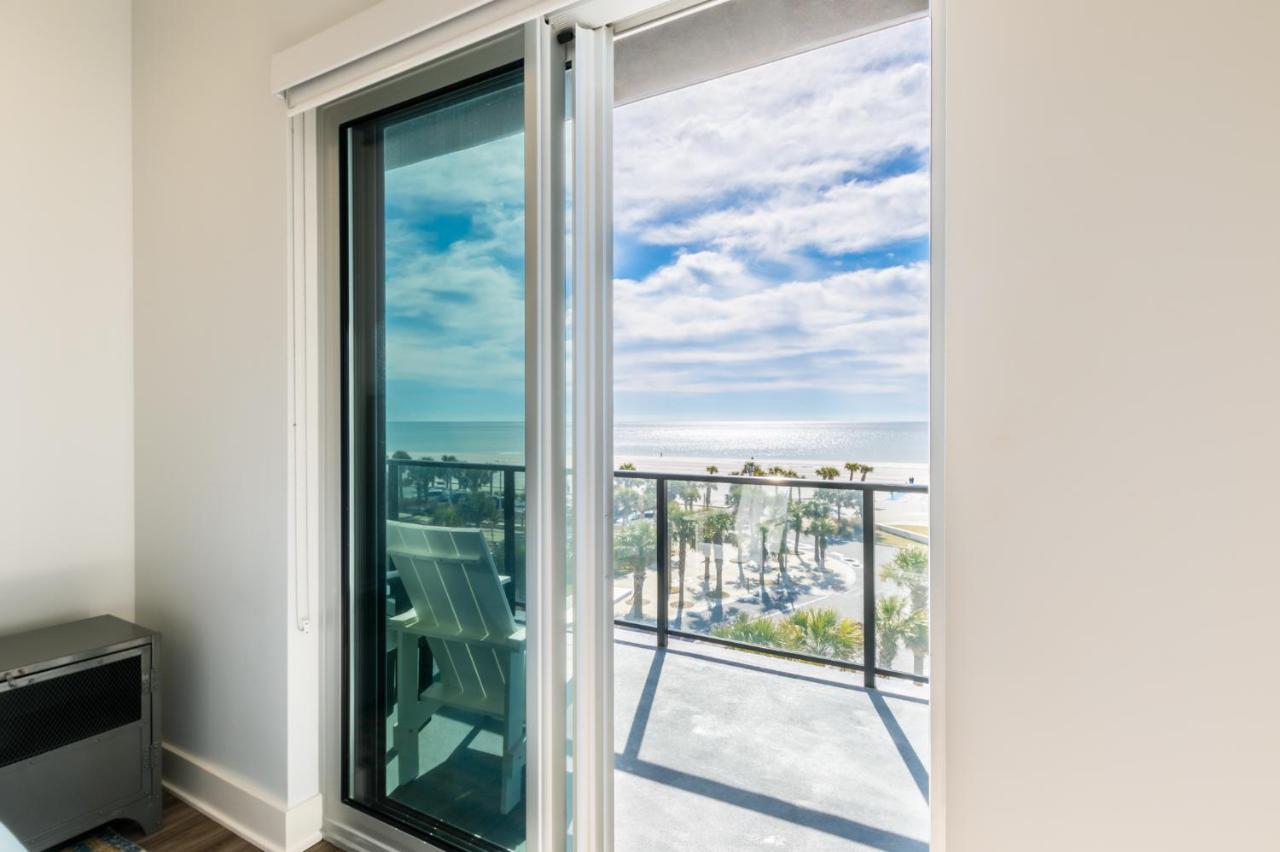 Elegant 4 Bedroom Beachfront, Luxury Condo With Rooftop Pool Next To The Hangout Gulf Shores Exterior photo